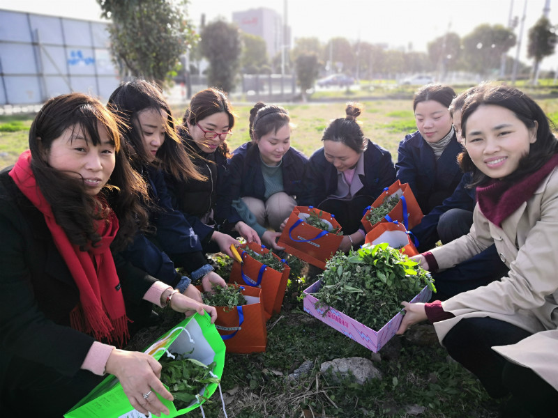 公司工會開展慶“三八女神節(jié)”女職工“挖野菜、包餛飩”活動